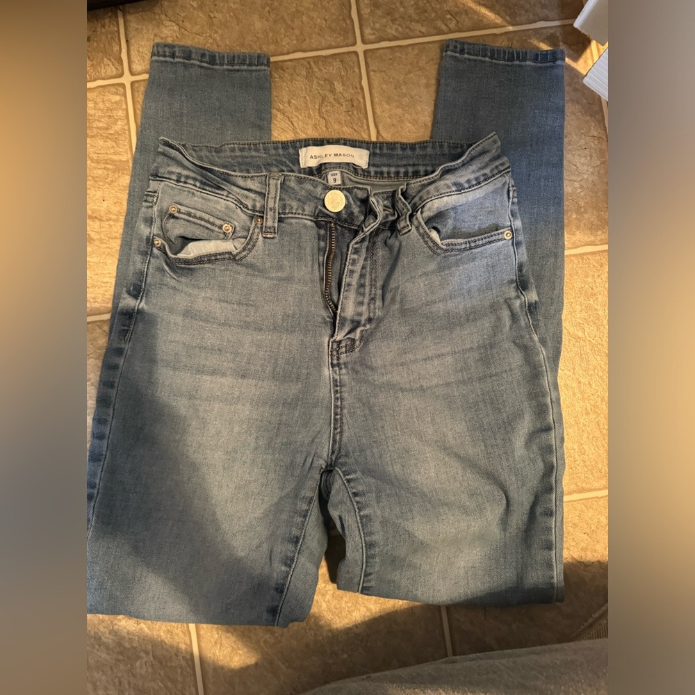 Light wash skinny jeans